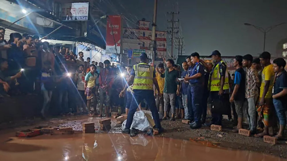 আশুলিয়ায় লরিচাপায় নারী ও শিশুসহ নিহত ৩ এ ঘটনার পর মহাসড়ক অবরোধ করে বিক্ষোভ করেছে এলাকাবাসী।