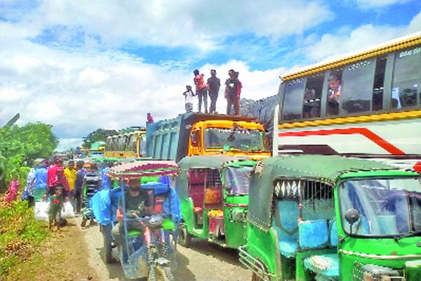 আশুগঞ্জ আতঙ্ক ঢাকা-সিলেট মহাসড়কে ♦ গলার কাঁটা ১২ কিমি রাস্তা, গাড়ি আটকে থাকছে ৫-১০ ঘণ্টা ♦ পাঁচ বছরেও শেষ হয়নি আশুগঞ্জ-আখাউড়া সড়কের নির্মাণকাজ