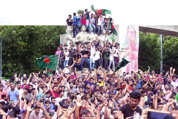 স্বৈরাচার পতনের ৫ আগস্ট আজ ছাত্র-জনতার রক্তস্নাত বিজয়ের দিন ♦ মুক্তির আনন্দ দেশজুড়ে, সবার মুখে ছিল বিজয়ের স্লোগান ♦ বেলা ১১টার দিকে বোন শেখ রেহানাকে নিয়ে গণভবন ছাড়েন সাবেক প্রধানমন্ত্রী শেখ হাসিনা ♦ তরুণদের চোখে ছিল ন্যায়-সাম্যভিত্তিক, বৈষম্য ও দুর্নীতিমুক্ত বাংলাদেশ গড়ার স্বপ্ন