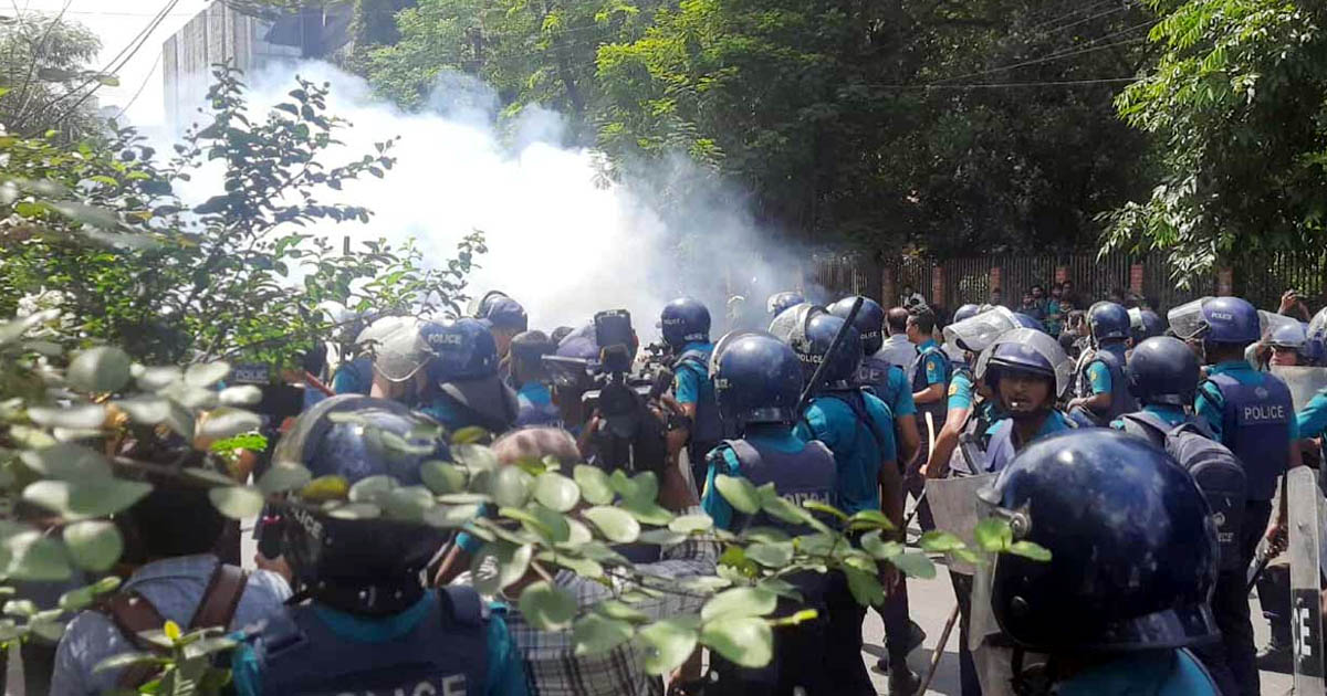 পুলিশের সঙ্গে শিক্ষার্থীদের সংঘর্ষ, টিয়ারশেল-সাউন্ড গ্রেনেড নিক্ষেপ।