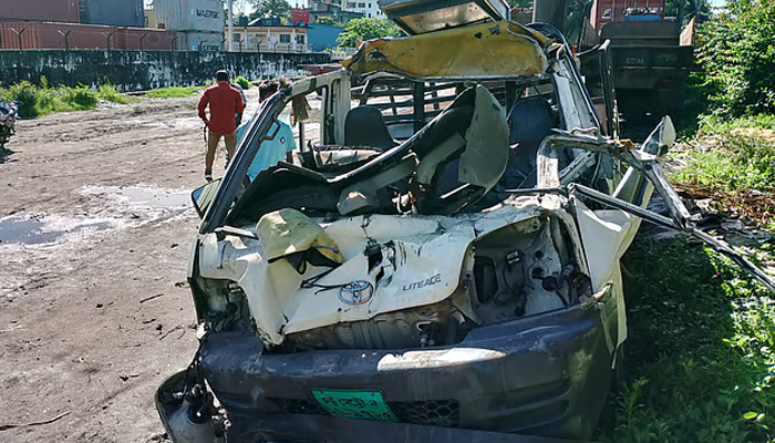 চট্টগ্রামে দাঁড়িয়ে থাকা কাভার্ডভ্যানে পিকআপের ধাক্কা, নিহত ৫