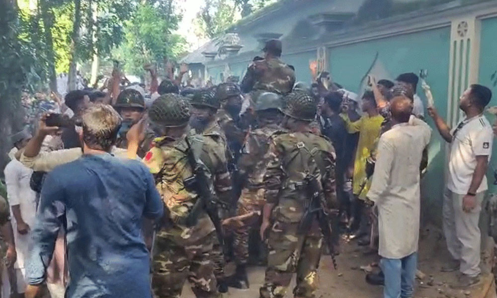 রাজবাড়ী কবর থেকে লাশ তুলে আগুনের ঘটনায় দুইপক্ষের সংঘর্ষ, নিহত ১