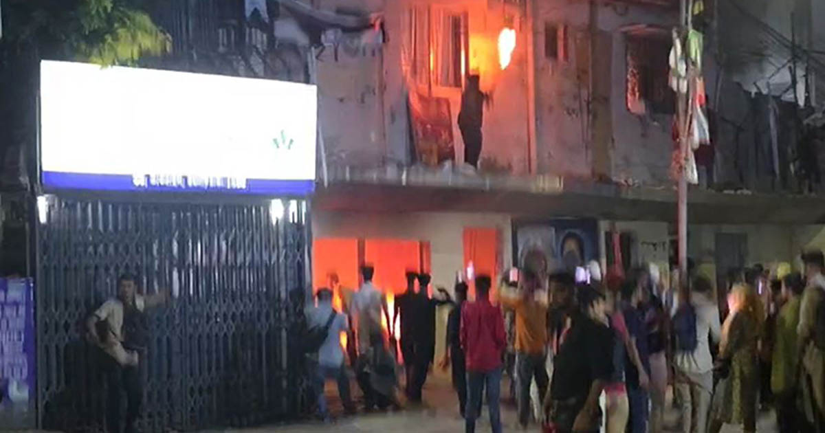 কাকরাইলে জাতীয় পার্টির কেন্দ্রীয় কার্যালয়ে ফের ভাঙচুর-আগুন