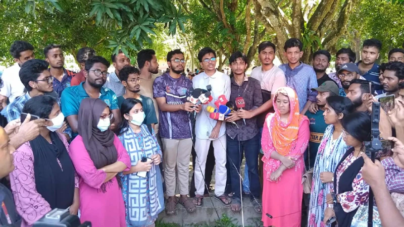 শিক্ষার্থীদের ৬ দাবি  দুপুর ২টার মধ্যে হল ত্যাগের আদেশ তুলে নিতে আ‌ল্টি‌মেটাম