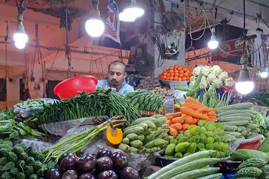 Shoppers frustrated as steep vegetable prices in Dhaka eat into budgets
