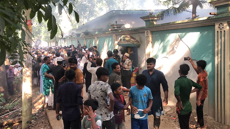 ‘নুরাল পাগলা’র দরবারে পুলিশের ওপর হামলা, ৩৫০০ জনের বিরুদ্ধে মামলা