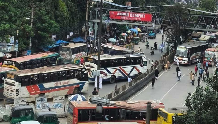 মহাখালীতে সড়ক অবরোধ শ্রমিকদের, যানজট-দুর্ভোগ