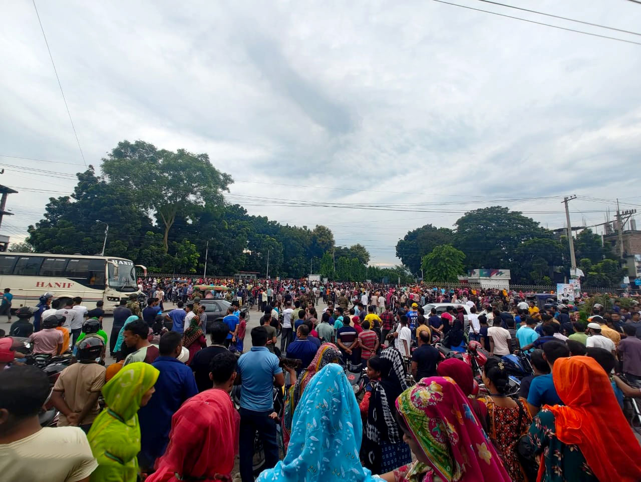 নীলফামারীর উত্তরা ইপিজেডে শ্রমিকদের সঙ্গে পুলিশের সংঘর্ষ, গুলি, এক শ্রমিক নিহত