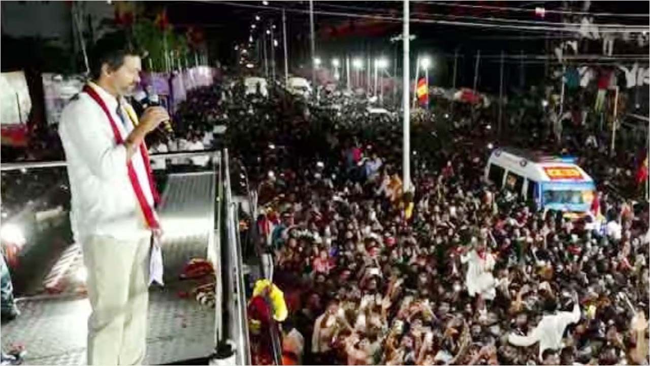 ভারতে অভিনেতা থালাপতি বিজয়ের জনসভায় পদদলনে নিহত ৩৮ ‘এখন পর্যন্ত প্রায় ৫০০ জনকে ভর্তি করা হয়েছে এবং আরো কমপক্ষে ৪০০ জনকে আনা হচ্ছে।’রে।