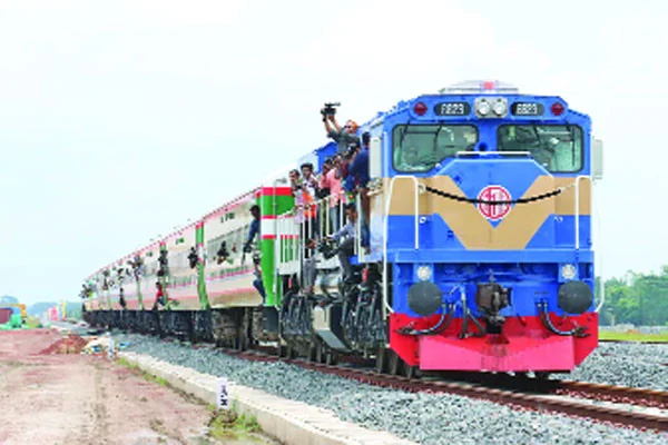 রেলের টিকিট নিয়ে নয়ছয় ♦ পাঁচ মিনিটেই শেষ অনলাইনের টিকিট ♦ কাউন্টারে নয়, রেলের টিকিট মিলছে ফেসবুকে ♦ বিক্রেতারা পরিচয় দিচ্ছে রেল কর্মকর্তা হিসেবে ♦ সার্ভার জটিলতায় টাকা কাটলেও বাতিল হচ্ছে টিকিট