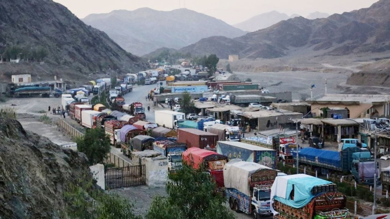 পাকিস্তান-আফগানিস্তান সীমান্ত ক্রসিং ও বাণিজ্য স্থগিত, নিরাপত্তা পরিস্থিতি মূল্যায়ন করা হবে