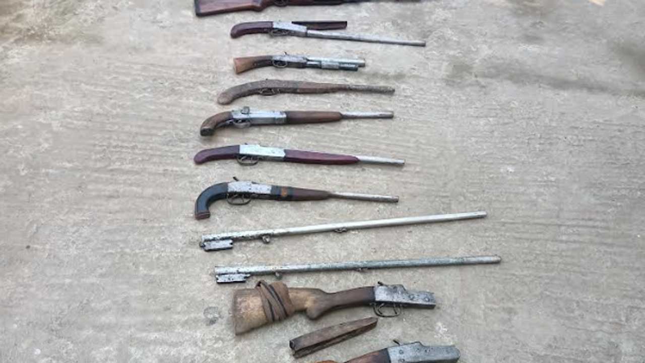 চট্টগ্রামে র‍্যাবের অভিযান: বিপুল পরিমাণ অস্ত্র ও গোলাবারুদ উদ্ধার, ২ জন আটক