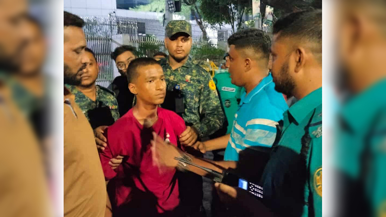 আগারগাঁওয়ে নির্বাচন কমিশনের সামনে ককটেল বিস্ফোরণ, যুবক আটক