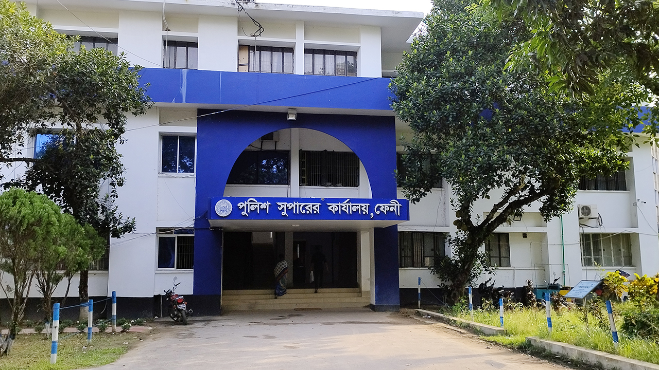 ফেনীতে পুলিশের বিশেষ অভিযানে ৬০ জন আসামি গ্রেপ্তার