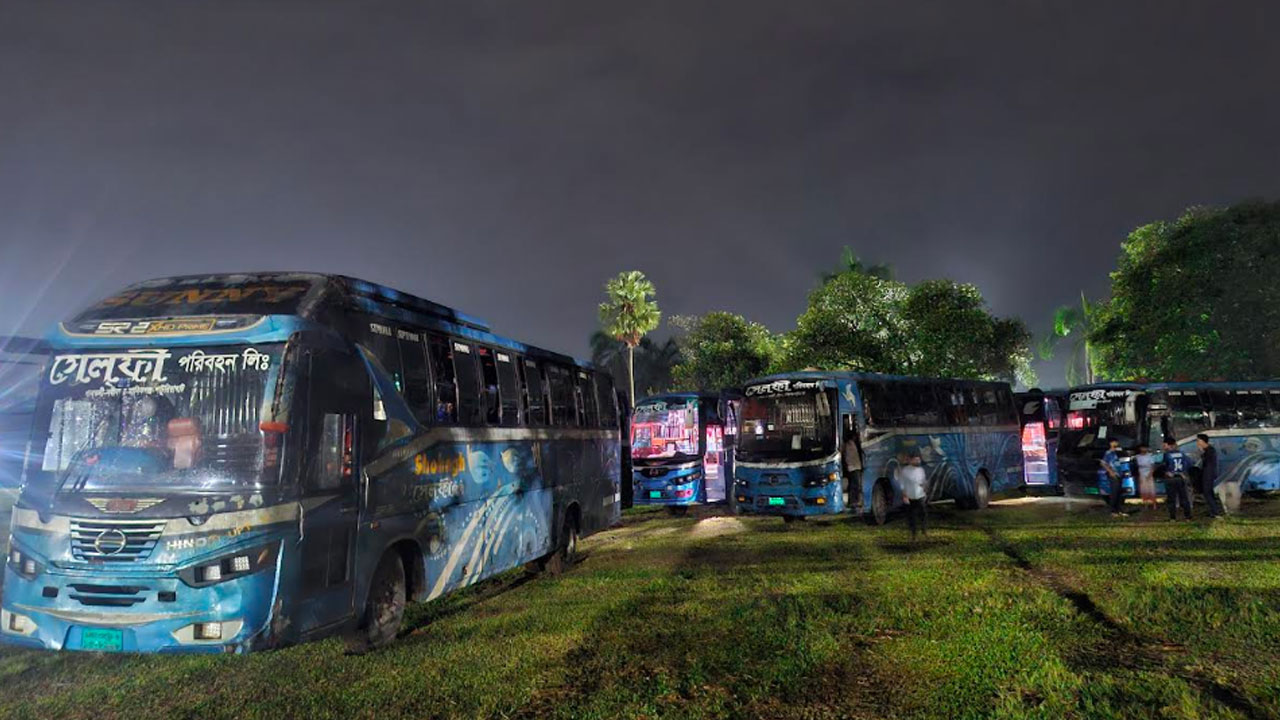 জাহাঙ্গীরনগর বিশ্ববিদ্যালয়ে বাস হেলপার কর্তৃক ছাত্র মারধর, শিক্ষার্থীদের আন্দোলনে ৭টি বাস আটক