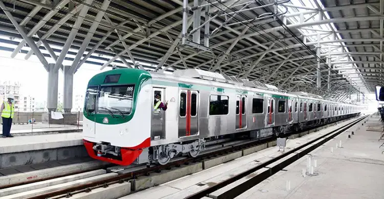 ফার্মগেটে মেট্রোরেলের পিলার থেকে বিয়ারিং প্যাড পড়ে যুবকের মৃত্যু, মেট্রোরেল চলাচল বন্ধ