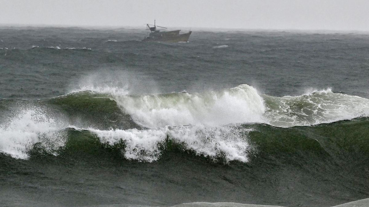ঘূর্ণিঝড় ‘মোন্থা’ অন্ধ্র প্রদেশ উপকূল অতিক্রম করে দুর্বল হচ্ছে, সতর্কতা তুলে নিল আবহাওয়া অধিদপ্তর