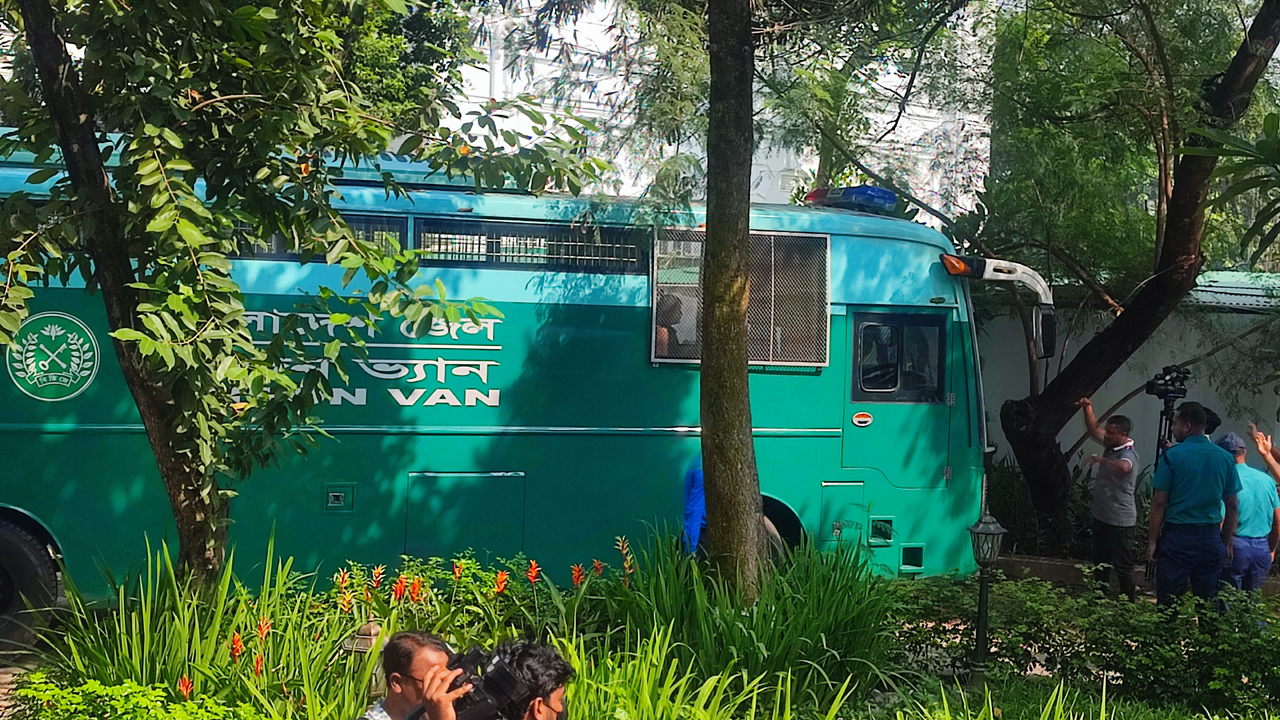 ট্রাইব্যুনালে ১৫ সেনা কর্মকর্তার হাজিরা: মানবতাবিরোধী অপরাধের অভিযোগে গ্রেপ্তার