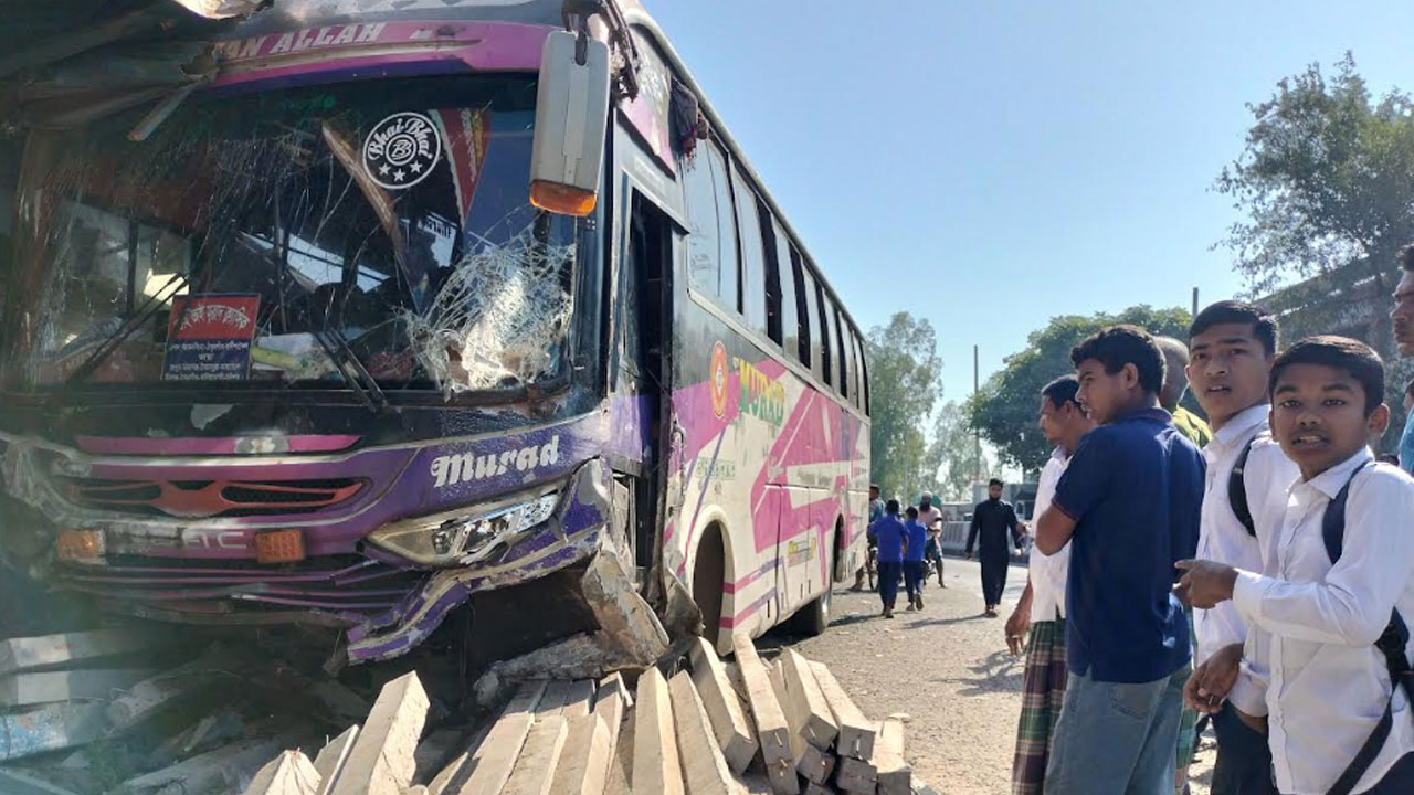রংপুরের তারাগঞ্জে উল্টো পথে আসা বাসের চাপায় ইজিবাইক চালক নিহত