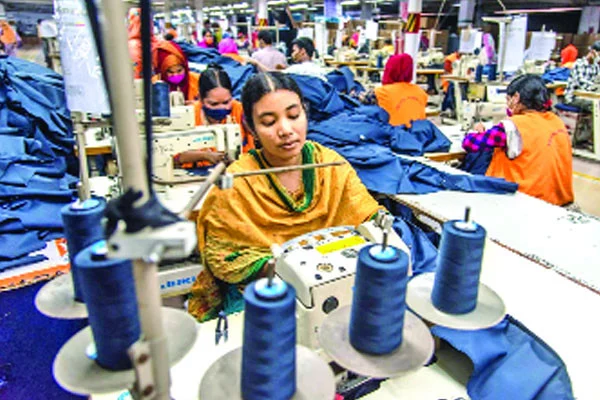 অধরাই বিকল্প বাজার ♦ শুল্ক ইস্যুতেই কমছে পোশাক রপ্তানি ♦ বিকল্প বাজার তৈরিতে নজর দিতে বললেন অর্থনীতিবিদরা