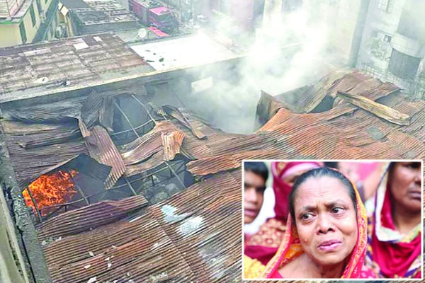 পুড়ে অঙ্গার ১৬ প্রাণ ♦ মিরপুরে গার্মেন্টে ভয়াবহ আগুন ♦ নিখোঁজ অনেকে ♦ স্বজনদের আহাজারি