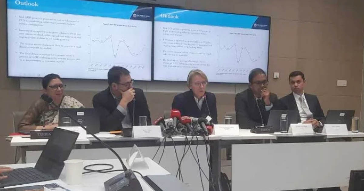 বিশ্বব্যাংক মুদ্রাস্ফীতি কমলেও দারিদ্র্য বাড়ছে, কর্মসংস্থান কমেছে