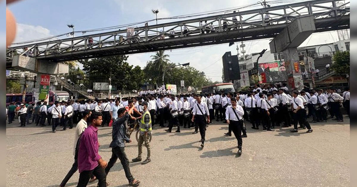 শিক্ষার্থীদের বিক্ষোভে অবরুদ্ধ সায়েন্স ল্যাব, তীব্র যানজট