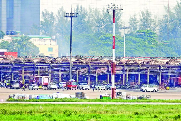 ব্যবসায়ীদের মাথায় হাত ♦ মালামালের খোঁজে বিমানবন্দরে আমদানিকারকরা ♦ ২৫০ কারখানার পণ্য পুড়ে যাওয়ার আশঙ্কা বিজিএমইএর ♦ নাশকতাসহ কোনো কিছু উড়িয়ে দেব না : বাণিজ্য উপদেষ্টা