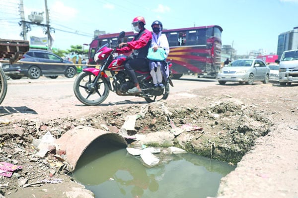 খানাখন্দে ভরা সড়ক রাজধানীতে অধিকাংশই ব্যবহার অনুপযোগী