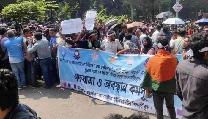 ৪ দাবি না মানা পর্যন্ত সড়ক না ছাড়ার ঘোষণা সাত কলেজ শিক্ষার্থীদের