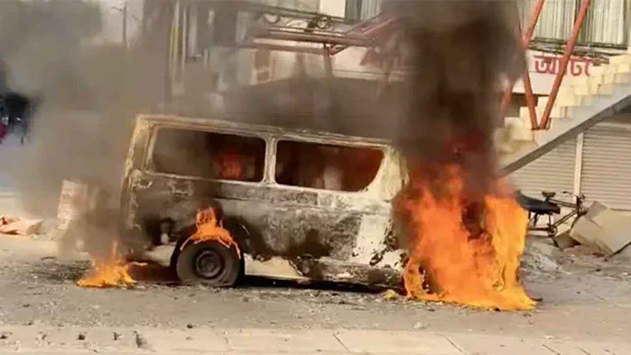 গভীর রাতে উত্তরায় মাইক্রোবাসে আগুন