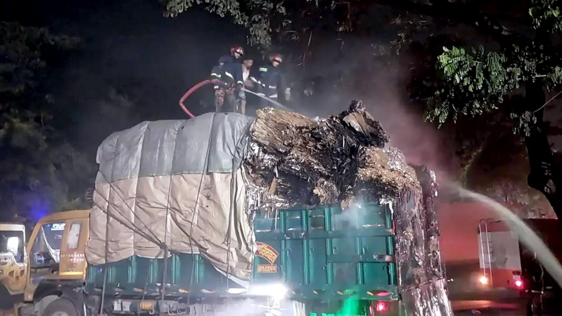 মুন্সীগঞ্জে থেমে থাকা ট্রাকে আগুন, দ্রুত নিয়ন্ত্রণে ফায়ার সার্ভিস