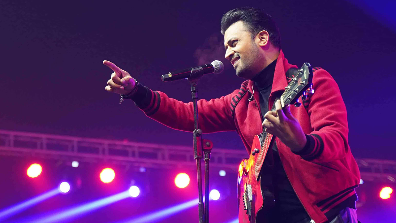 ঢাকায় জনপ্রিয় পাকিস্তানি গায়ক আতিফ আসলাম কনসার্টে আসছেন