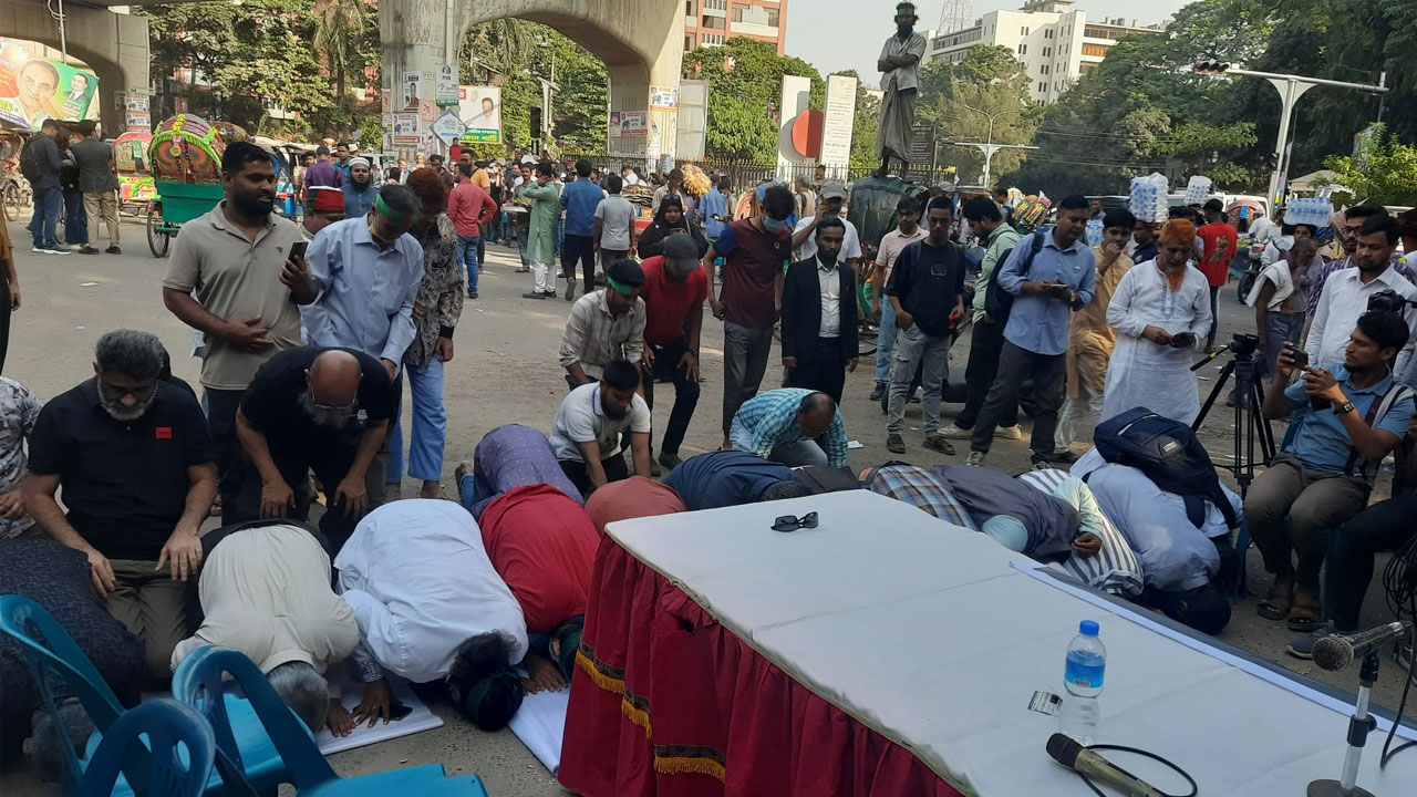 জুলাই গণ-অভ্যুত্থান মামলার রায় ঘোষণায় রাজধানীতে ‘মঞ্চ ২৪’-এর গণ সিজদাহ