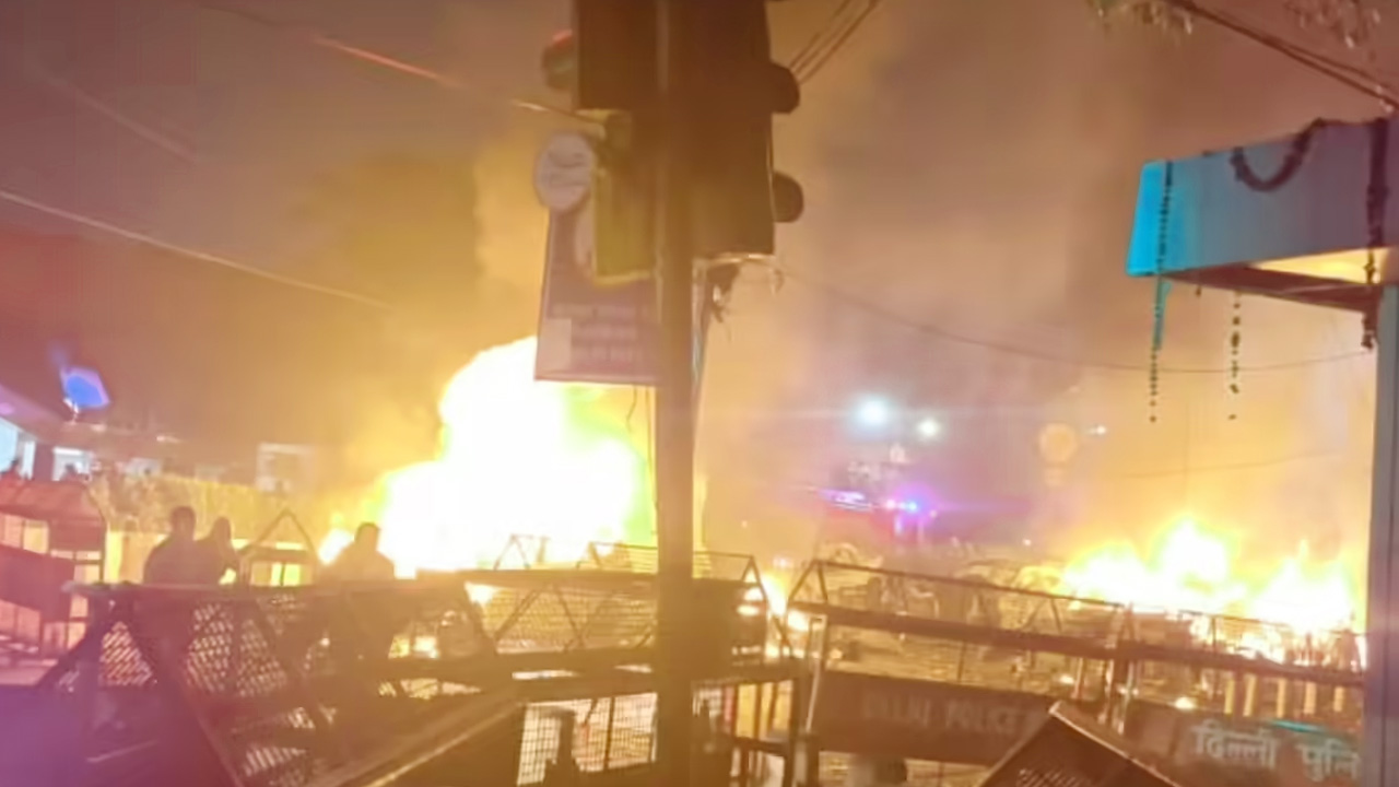 নয়া দিল্লিতে লাল কেল্লার কাছে ভয়াবহ গাড়িবোমা বিস্ফোরণ: অন্তত ৮ জন নিহত