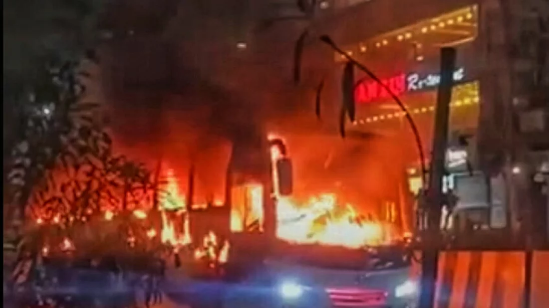 যাত্রাবাড়ীর ধোলাইপাড়ে চলন্ত বাসে আগুন, নিয়ন্ত্রণে ফায়ার সার্ভিস