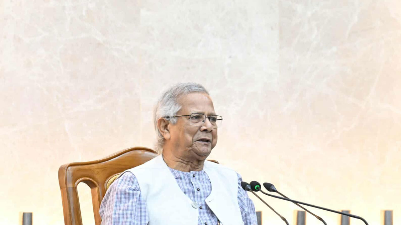 আগামী নির্বাচন ও গণভোটে শতভাগ সততা, নিরপেক্ষতা ও নিষ্ঠার সঙ্গে দায়িত্ব পালনের জন্য জেলা প্রশাসকদের নির্দেশনা প্রধান উপদেষ্টা প্রফেসর মুহাম্মদ ইউনূস