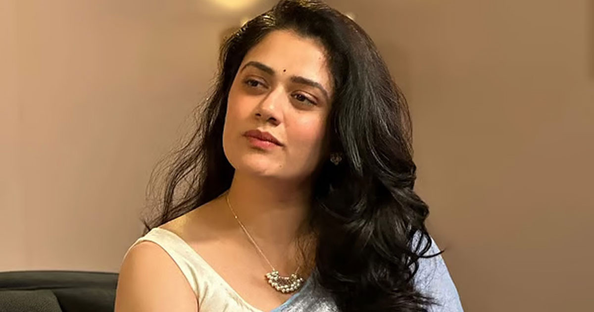 গিরিজা ওকের নীল শাড়ি লুক ঘিরে অনলাইন হামলা, মানসিক চাপে অভিনেত্রী