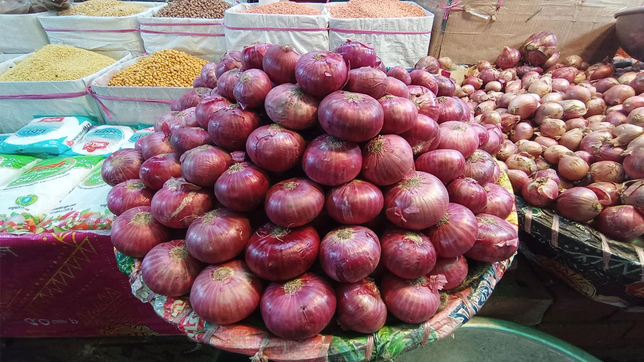 পেঁয়াজের দাম নিয়ন্ত্রণে আমদানির অনুমতি দেওয়ার সুপারিশ ট্যারিফ কমিশনের