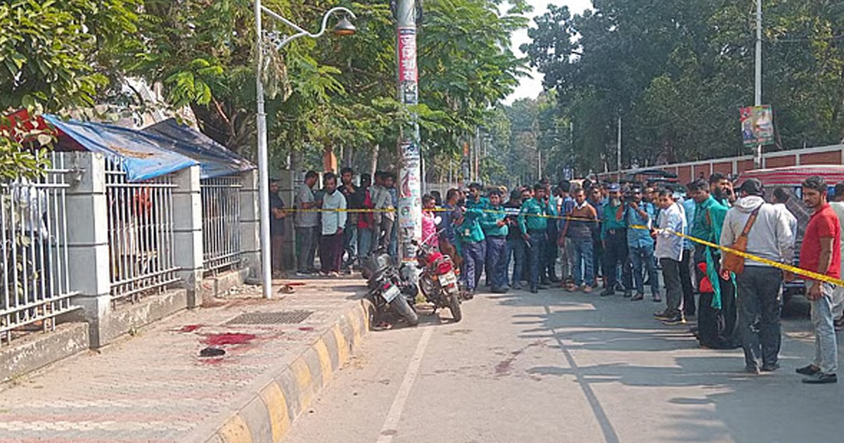 খুলনা মহানগর দায়রা জজ আদালত চত্বরে গুলি ও ছুরিকাঘাতে দুইজনের মৃত্যু