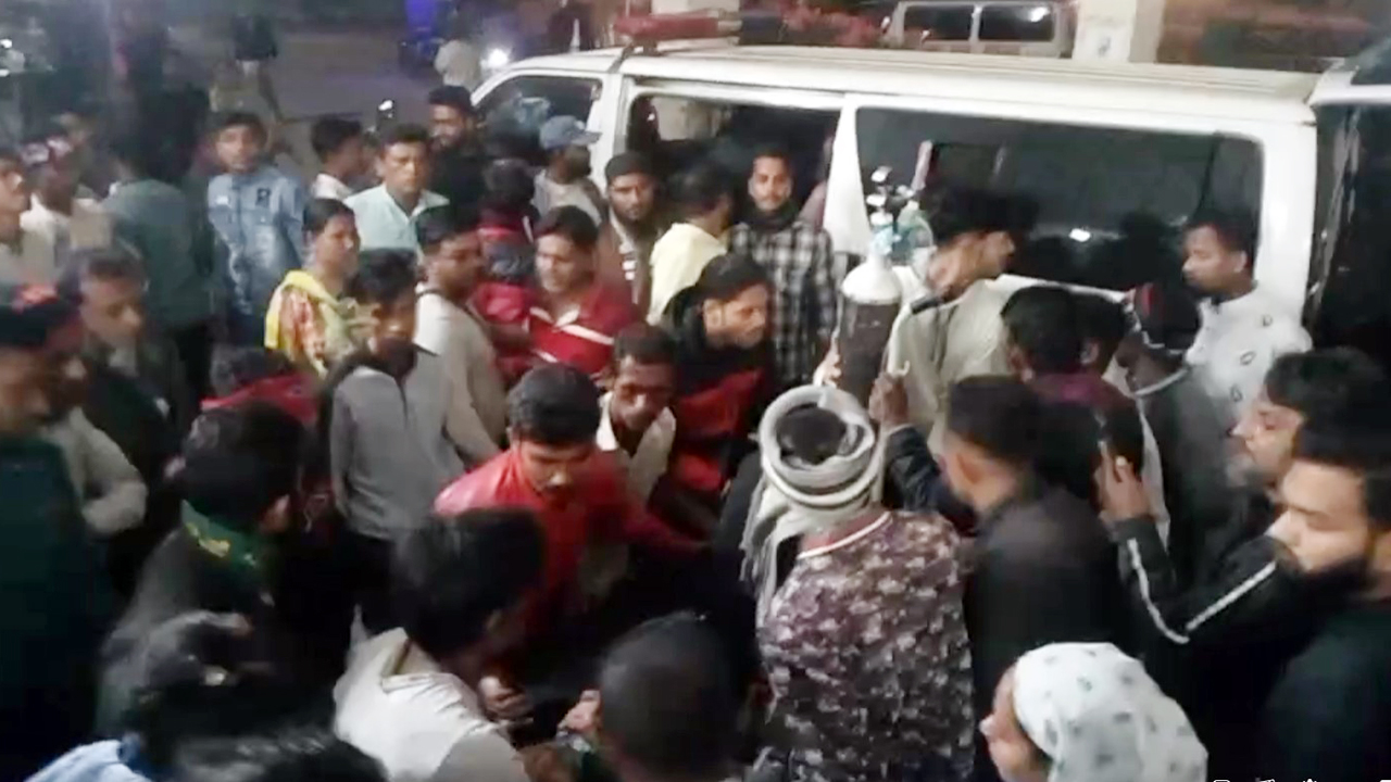 খুলনায় যুবককে লক্ষ্য করে গুলিবর্ষণ, আশঙ্কাজনক অবস্থায় ঢাকায় প্রেরণ