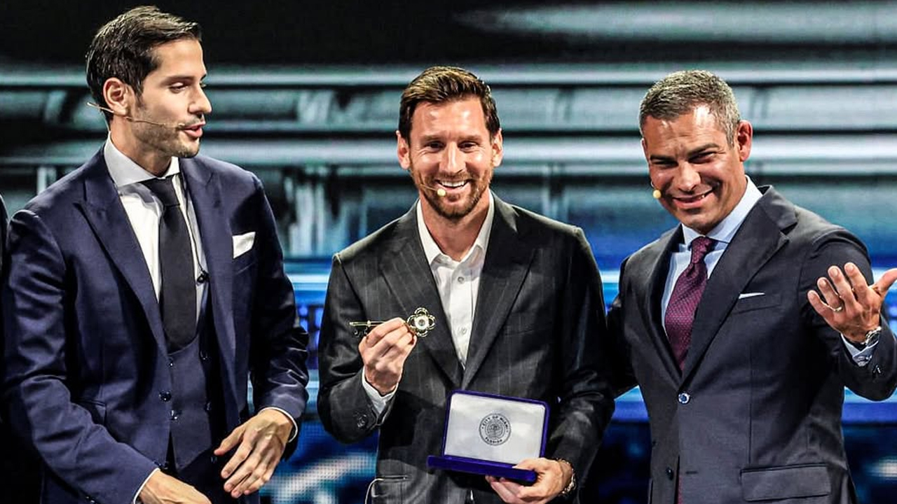 মেসিকে সম্মান জানিয়ে মায়ামি শহরের মেয়র ফ্রান্সিস সুয়ারেজ তুলে দিলেন শহরের প্রতীকি চাবি