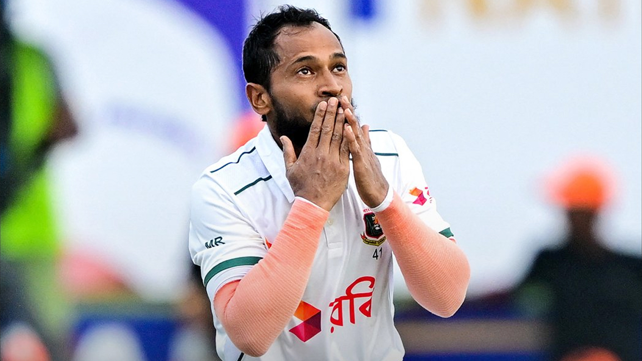 মুশফিক শততম টেস্টে সেঞ্চুরি করে ইতিহাস গড়লেন