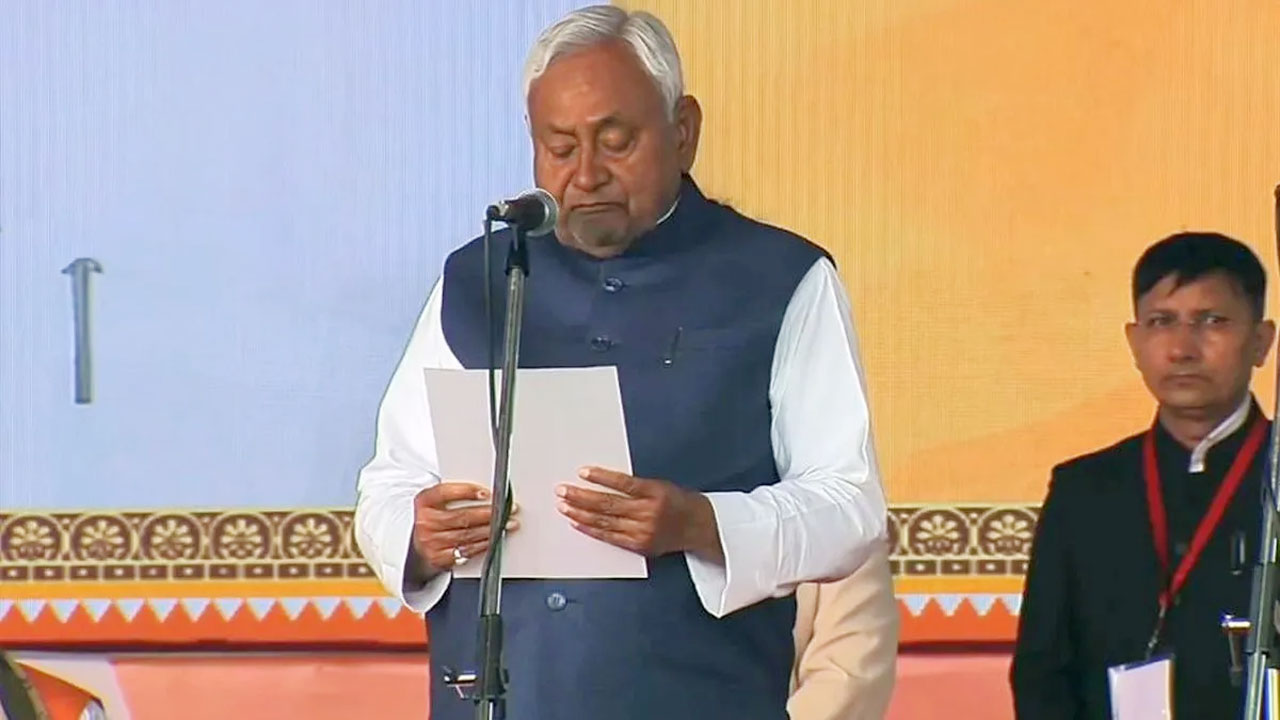 নীতিশ কুমার দশমবার বিহারের মুখ্যমন্ত্রী হিসেবে শপথ গ্রহণ