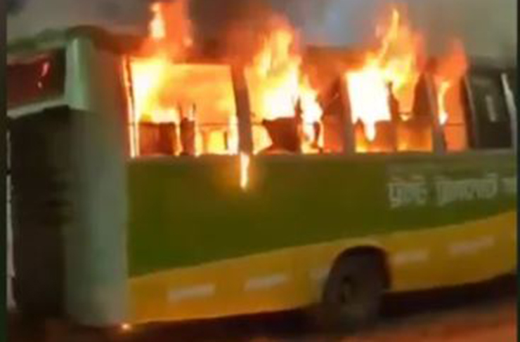 রাজধানীর পল্লবীতে ট্রাস্ট পরিবহনের বাসে অগ্নিকাণ্ড, আতঙ্ক ছড়িয়েছে এলাকায়