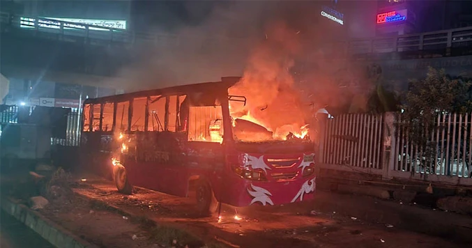 রামপুরা ব্রিজে ভিক্টর বাসে অগ্নিসংযোগ, চালক আহত না
