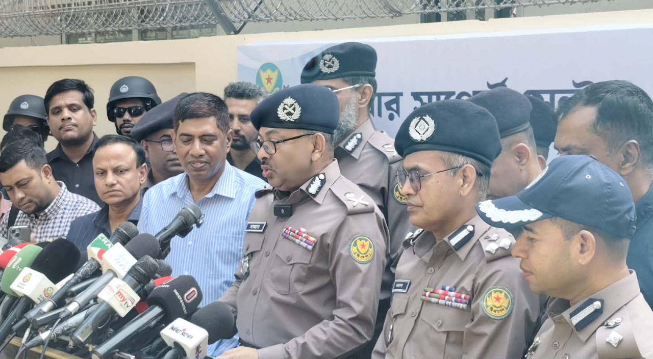 পুলিশের প্রতি অমানবিক আচরণের অভিযোগ, ডিএমপি কমিশনারের উদ্বেগ