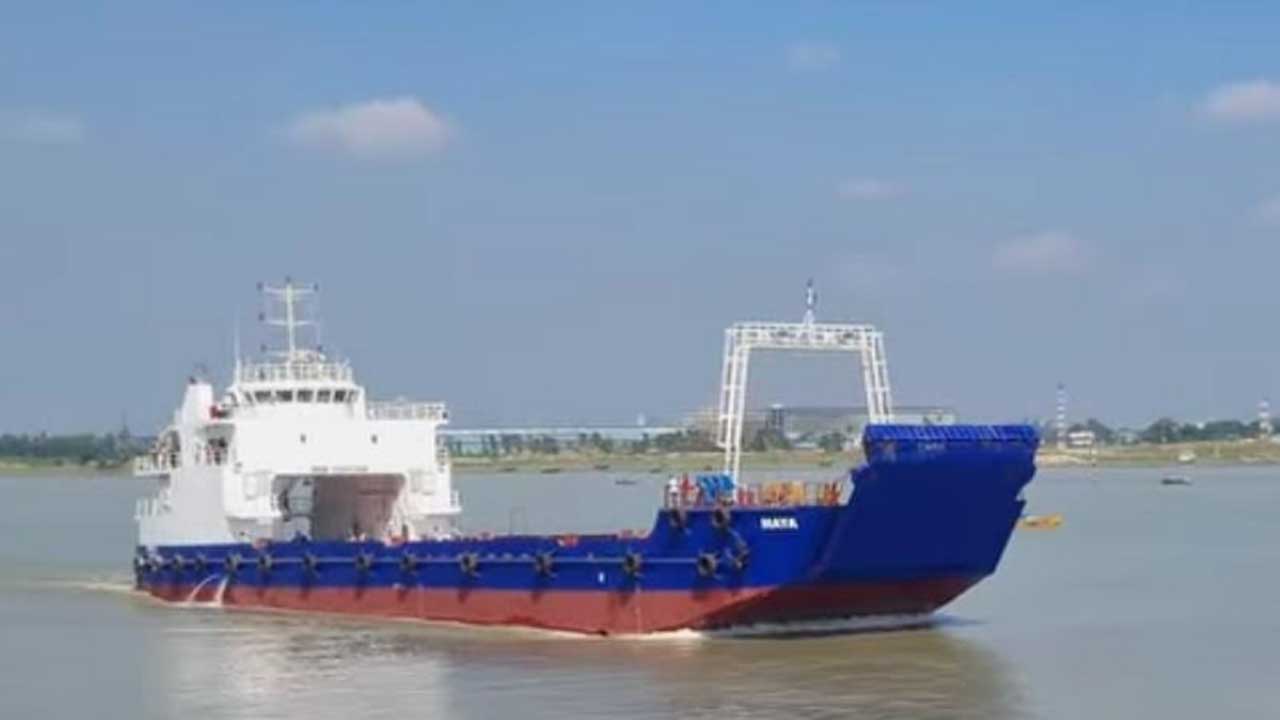 চট্টগ্রাম থেকে ইউএইর উদ্দেশ্যে তিনটি ল্যান্ডিং ক্রাফট হস্তান্তর