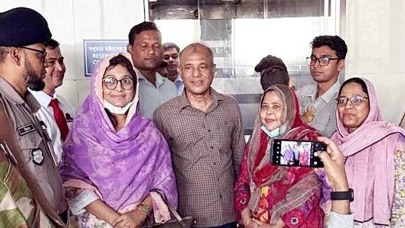 বেগম খালেদা জিয়ার শারীরিক অবস্থার খোঁজ নিতে স্বরাষ্ট্র উপদেষ্টা হাসপাতালে