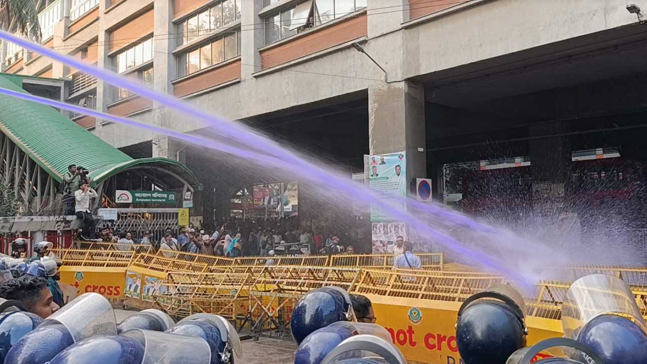 শিক্ষা মন্ত্রণালয় ঘেরাও কর্মসূচিতে নন-এমপিও শিক্ষকদের ওপর পুলিশের জলকামান ও সাউন্ড গ্রেনেড নিক্ষেপ